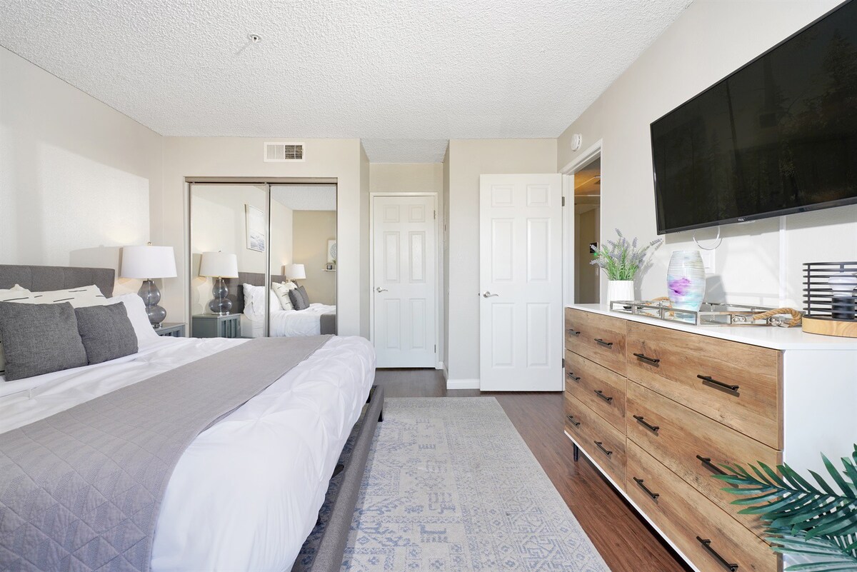 Cozy Disneyland Getaway | 1BR, King Bed, Parking