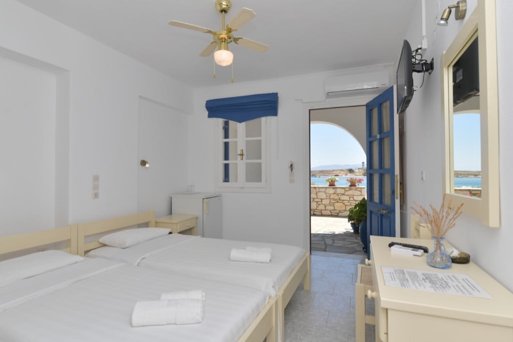 Beachfront Bocamviglies Room - Naoussa Seaside Gem