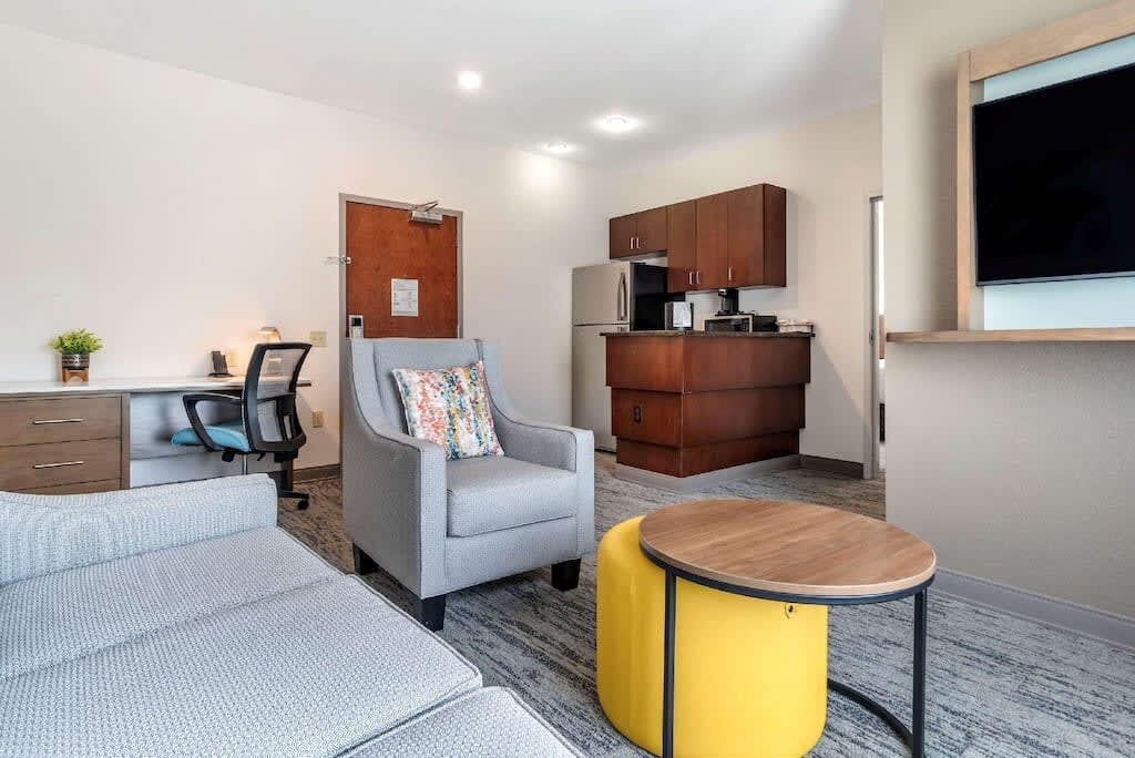 Superior Suite for Work or Play! Superb Amenities!