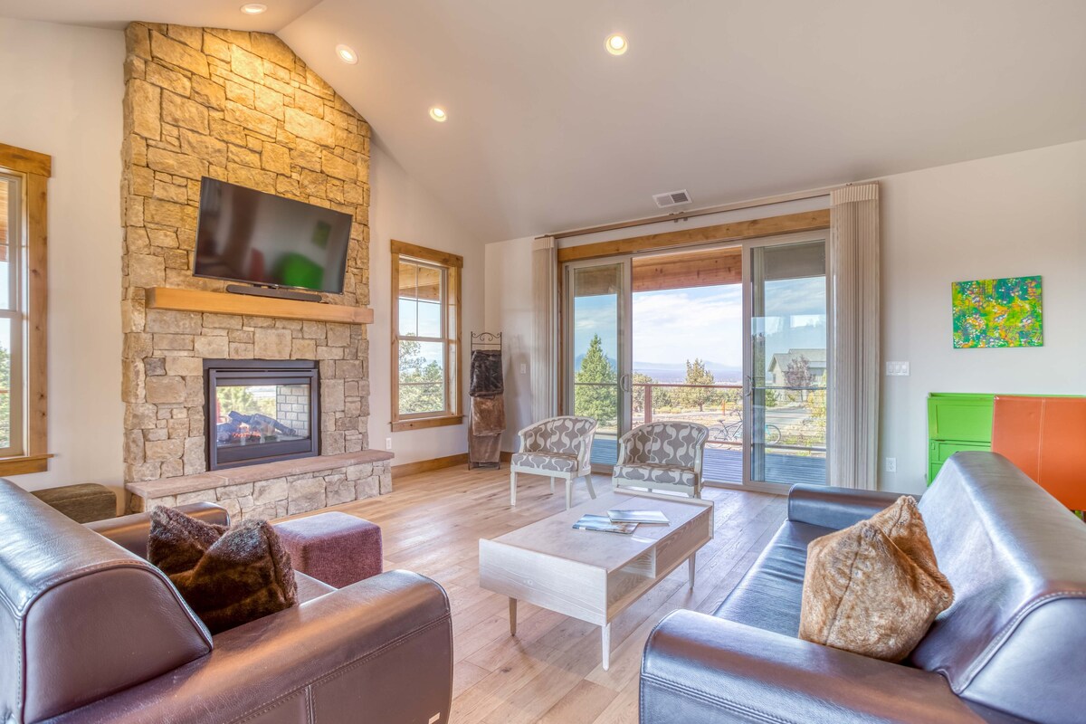 New in Brasada-Fireplace-King Suite-Mountain Vista