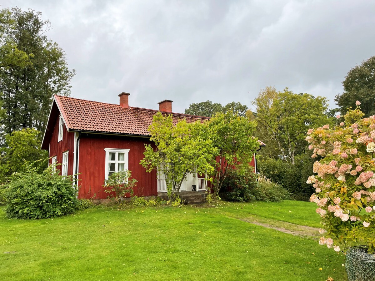 Nice cottage in Släthult outside Smålandsstenar |