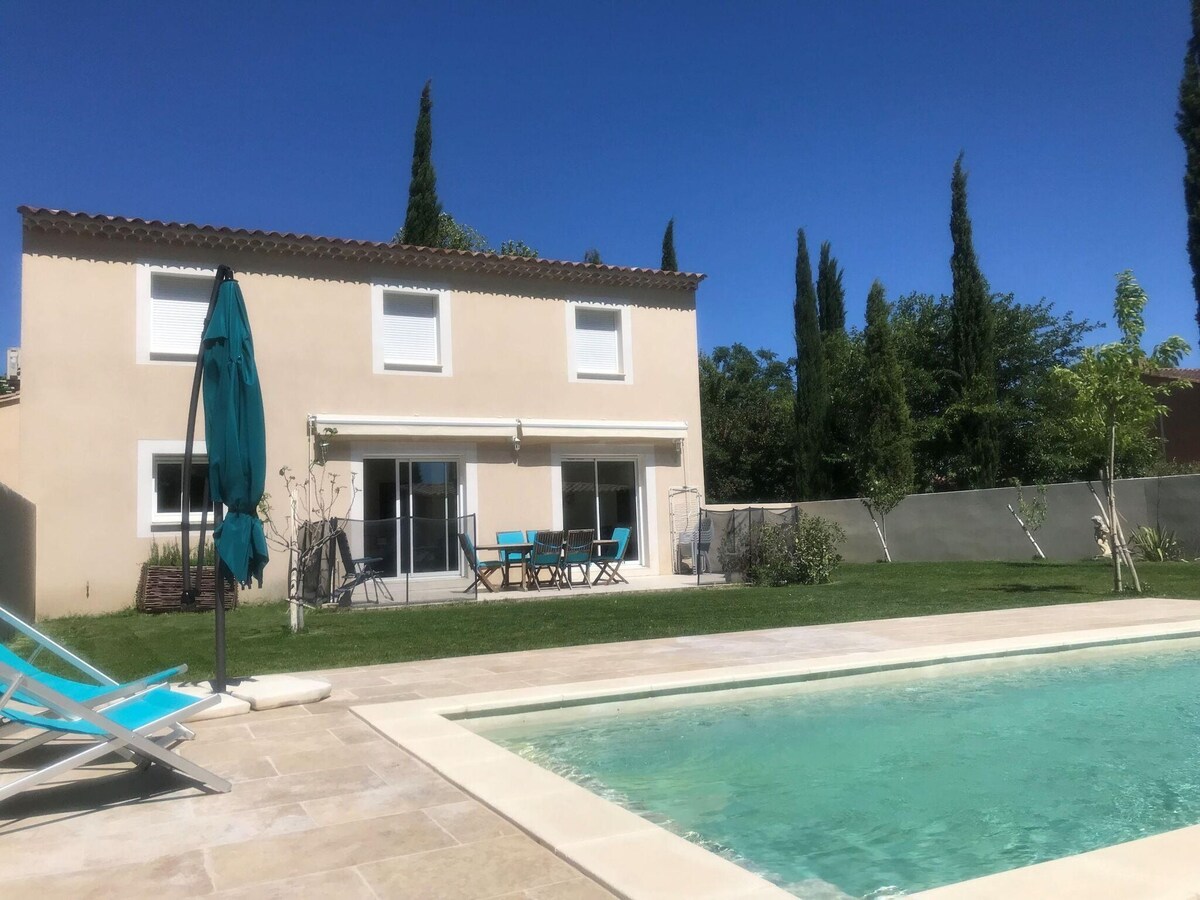 Large beautiful villa with swimming pool in Isle sur la Sorgue