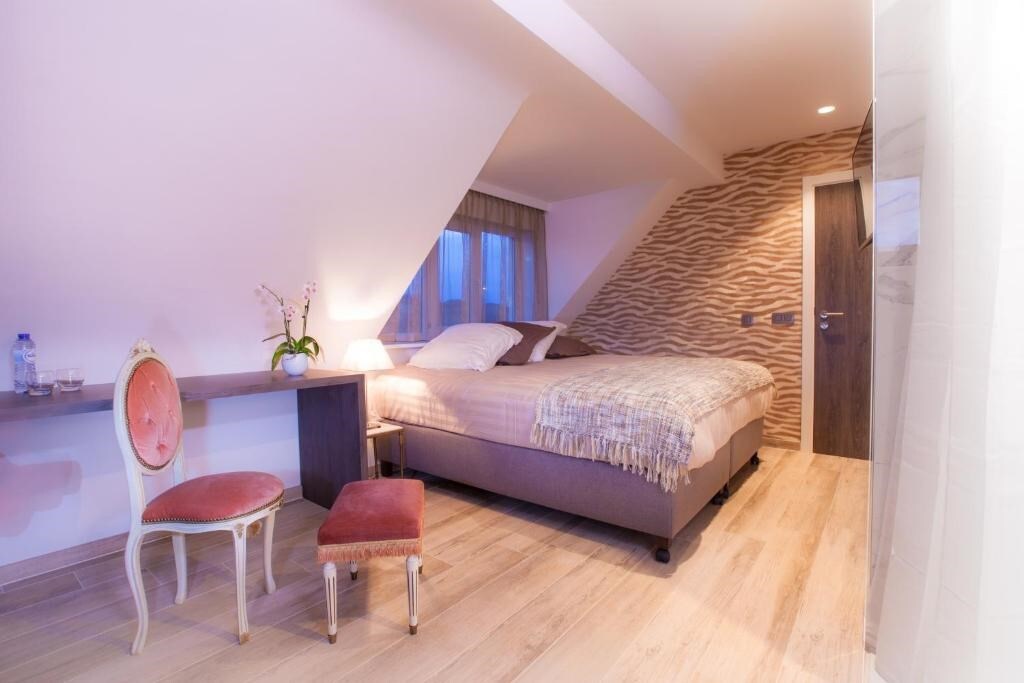 豪华客房配备标准双人床，可欣赏沙丘景观Ostend