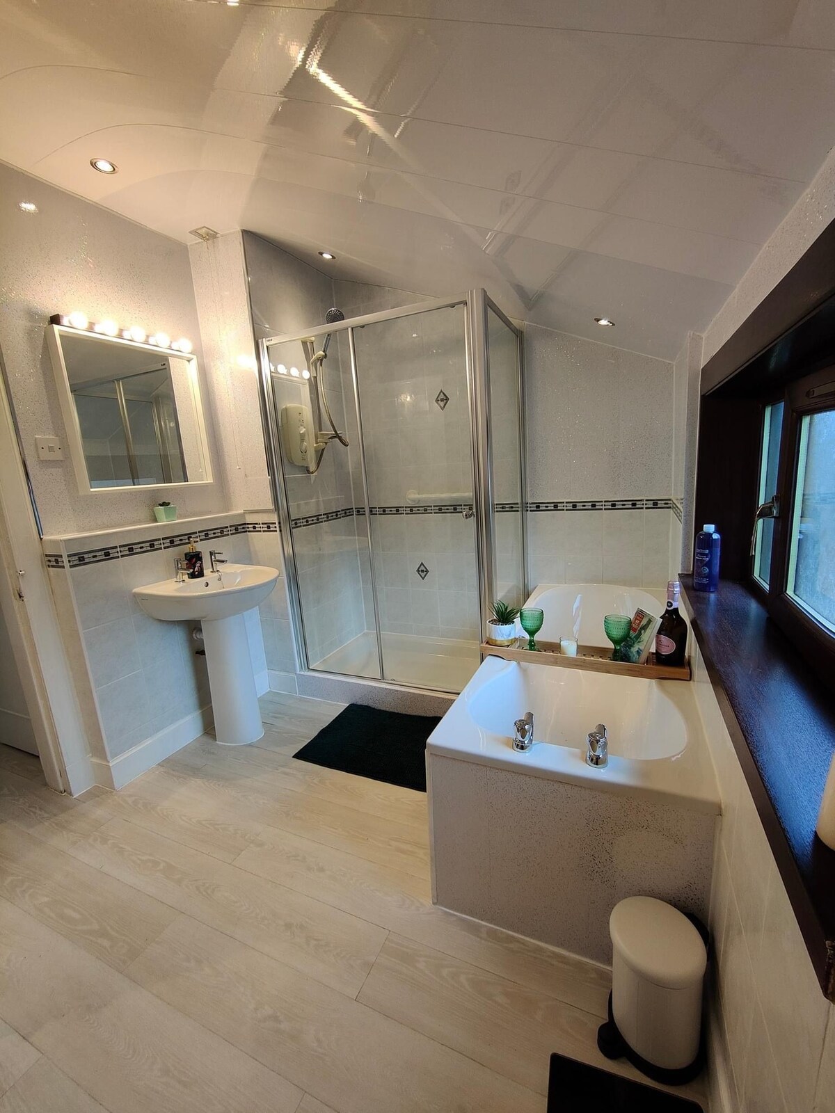 Elegant 4 bedroom sea-side home with hot tub.