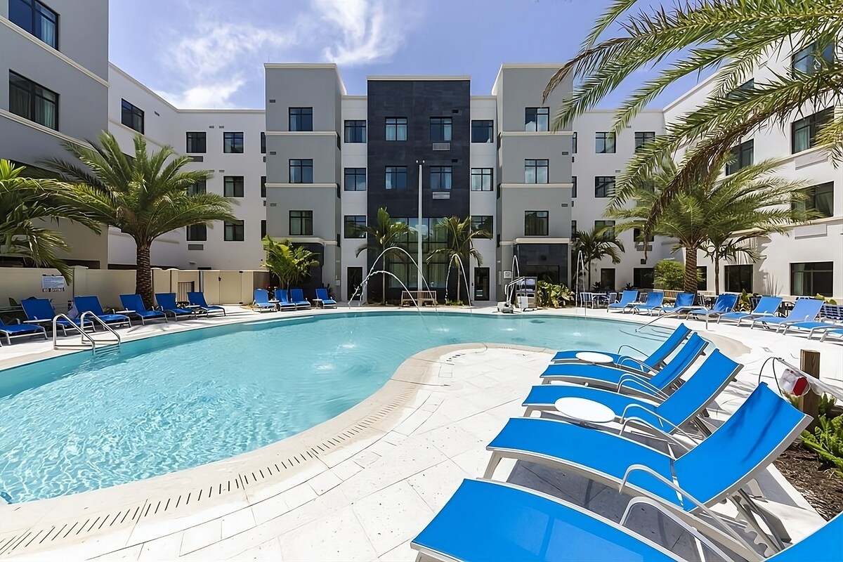 Two Units with Free Parking & Bfast, Onsite Pool!