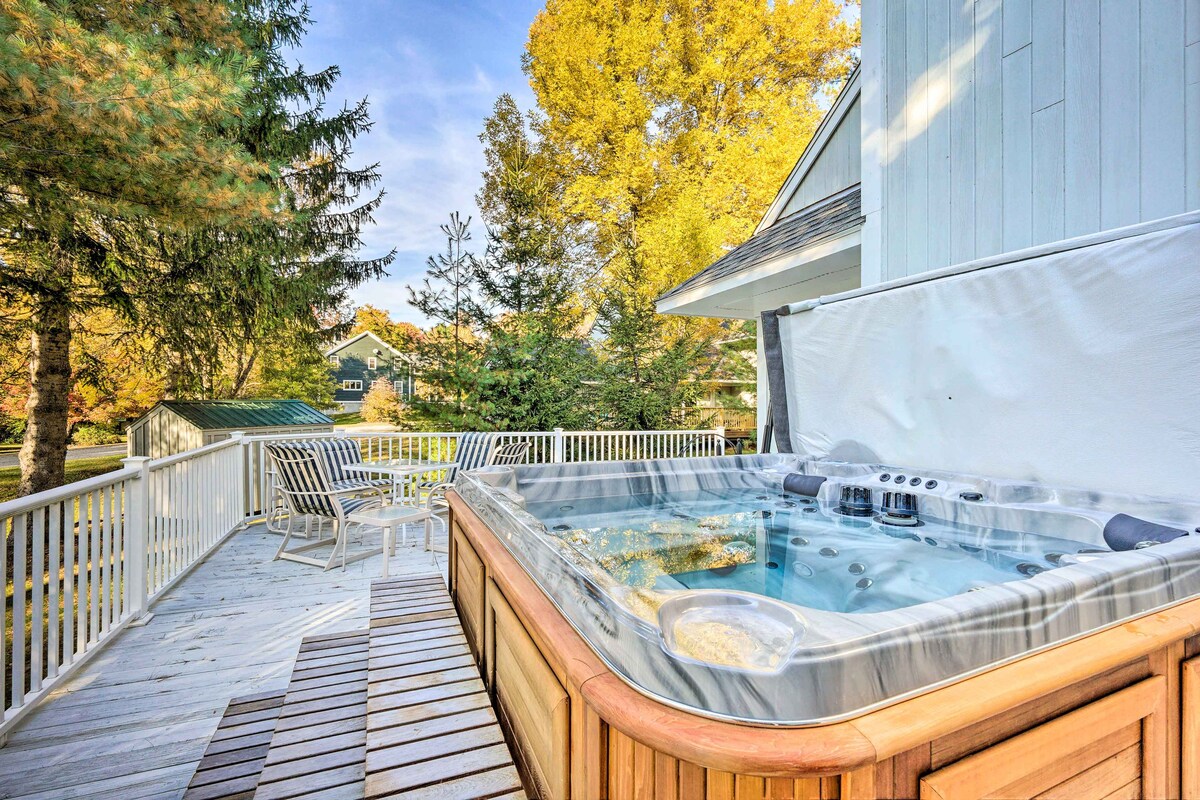 Cozy Getaway: Private Hot Tub, Near Skiing!