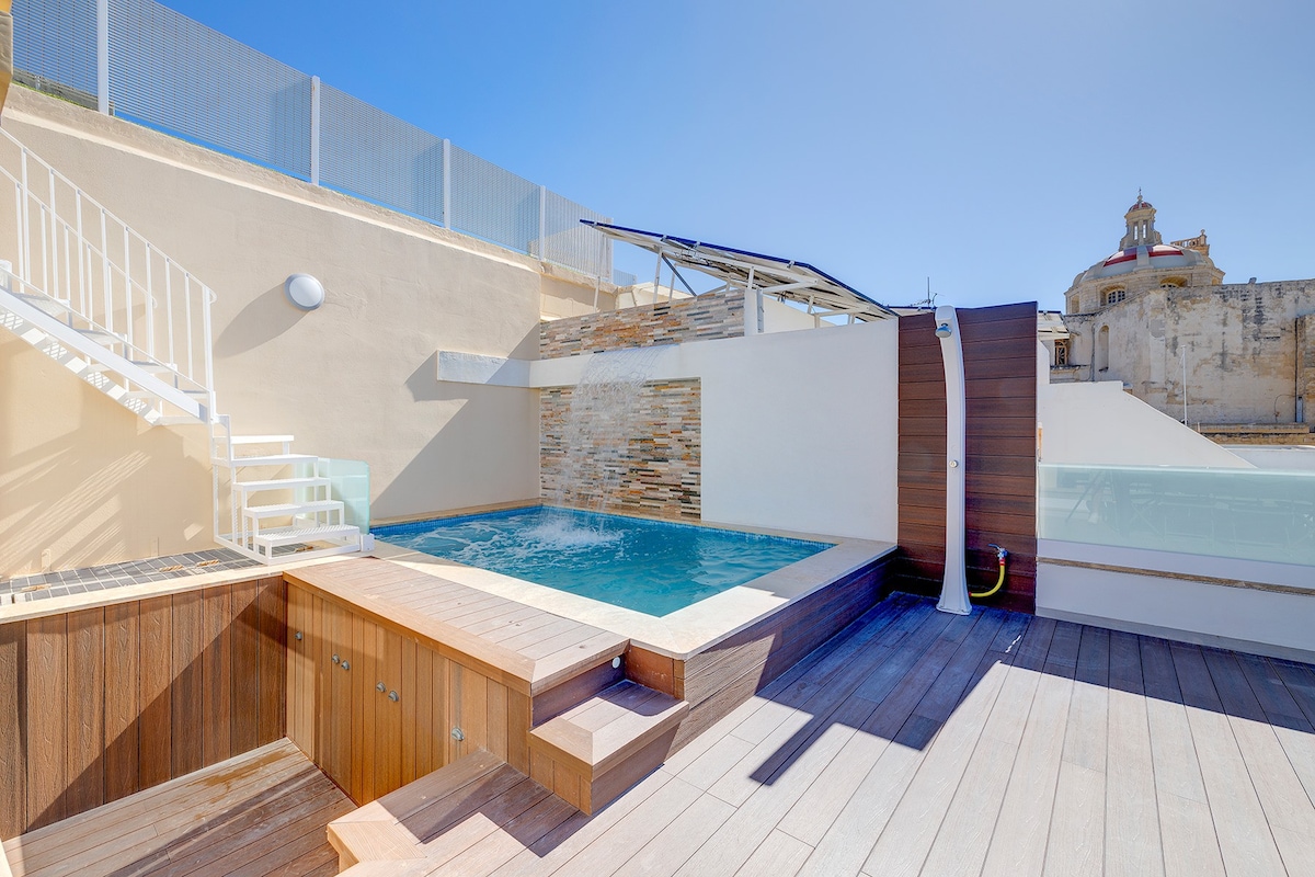 带露台和泳池的传统马耳他联排别墅