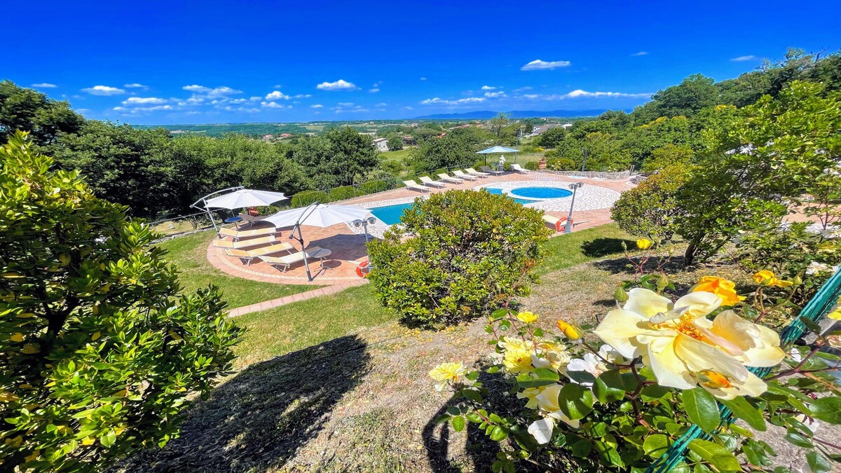 Pool and Jacuzzi - Charming villa in Umbria