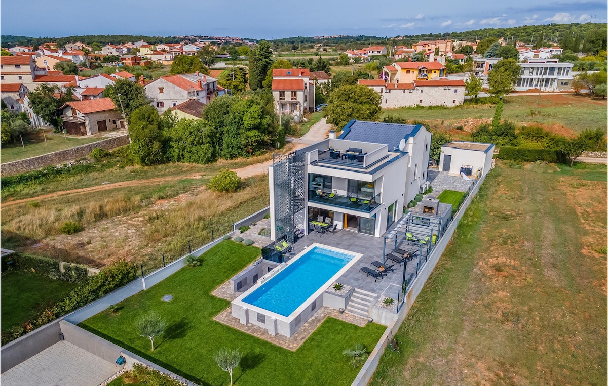Amazing home in Pomer with outdoor swimming pool