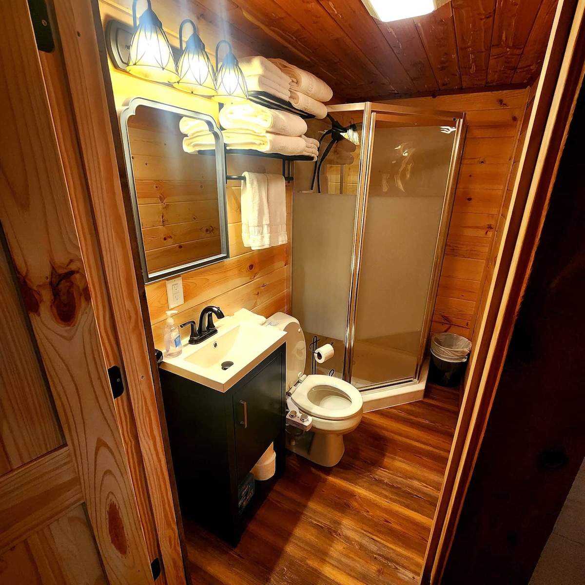 Rustic Cabin -Hot tub, Mtn Views