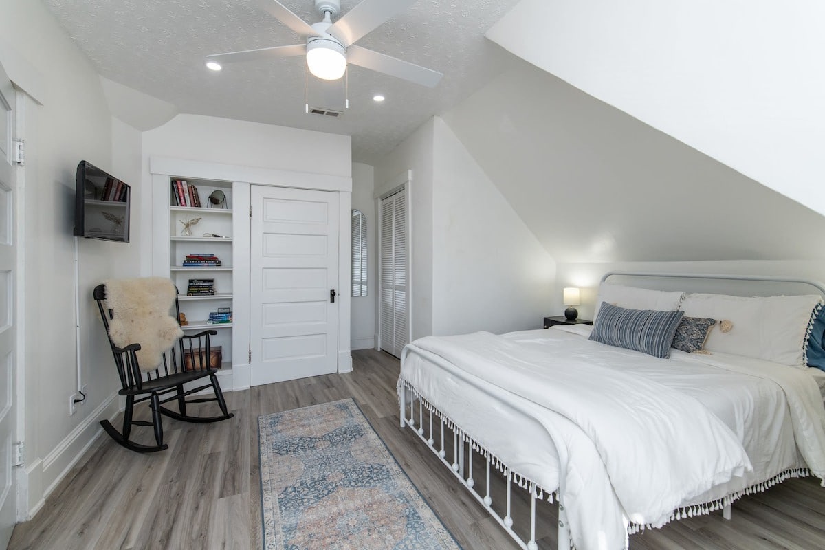 The Loft - Cozy Retreat in Historic Downtown