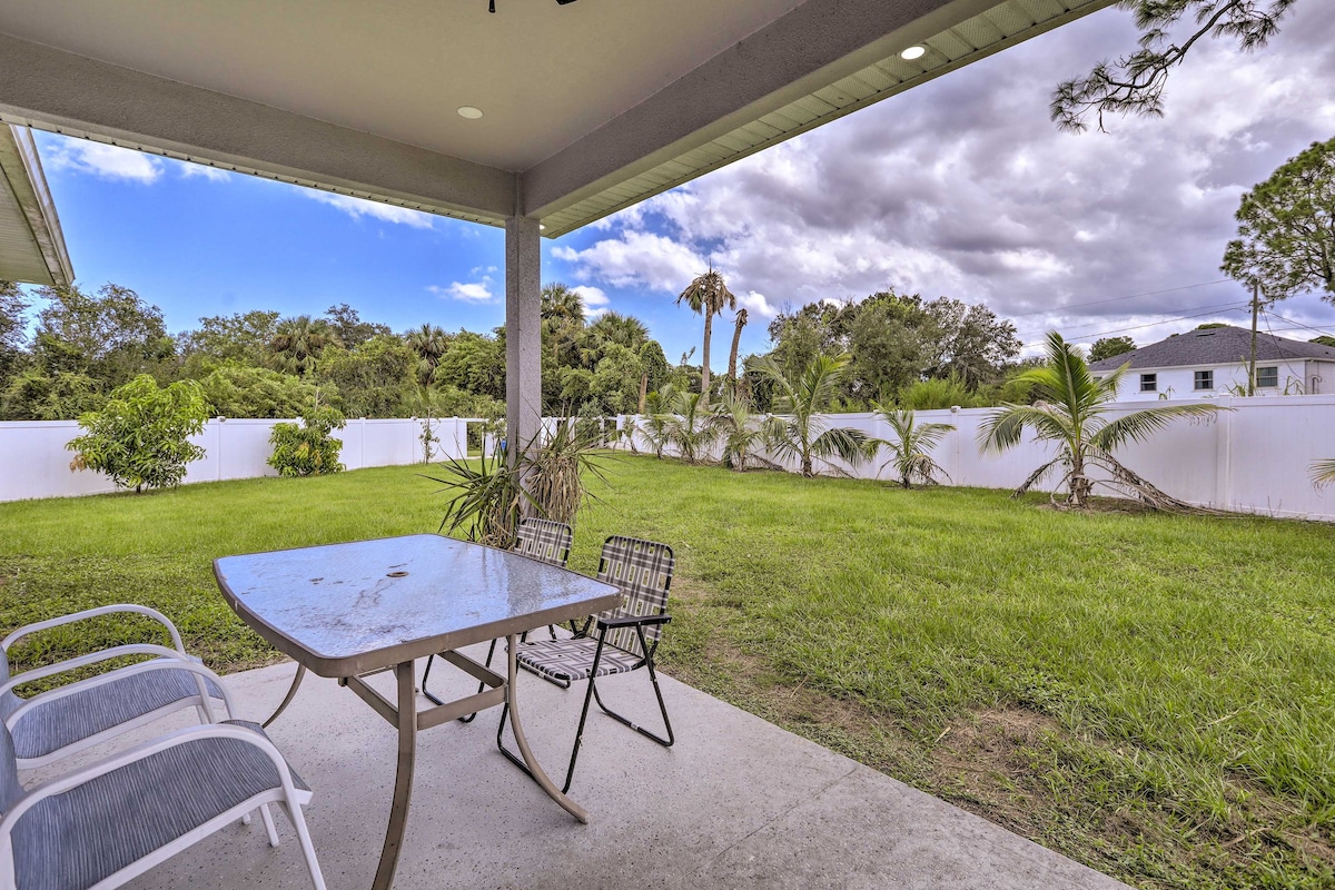 棕榈湾之家（ Palm Bay Home ）设有围栏庭院和带顶棚的露台！