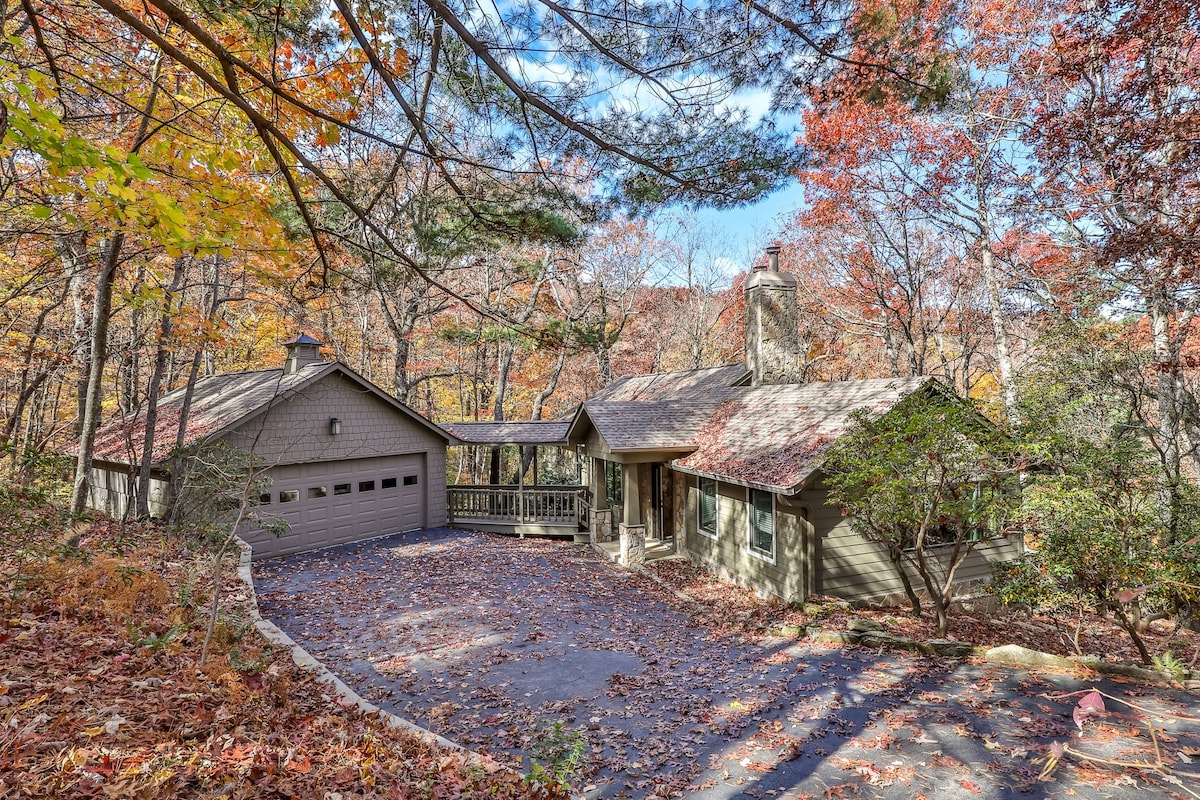 Spectacular Long-Range Mountain Views & Hot Tub !