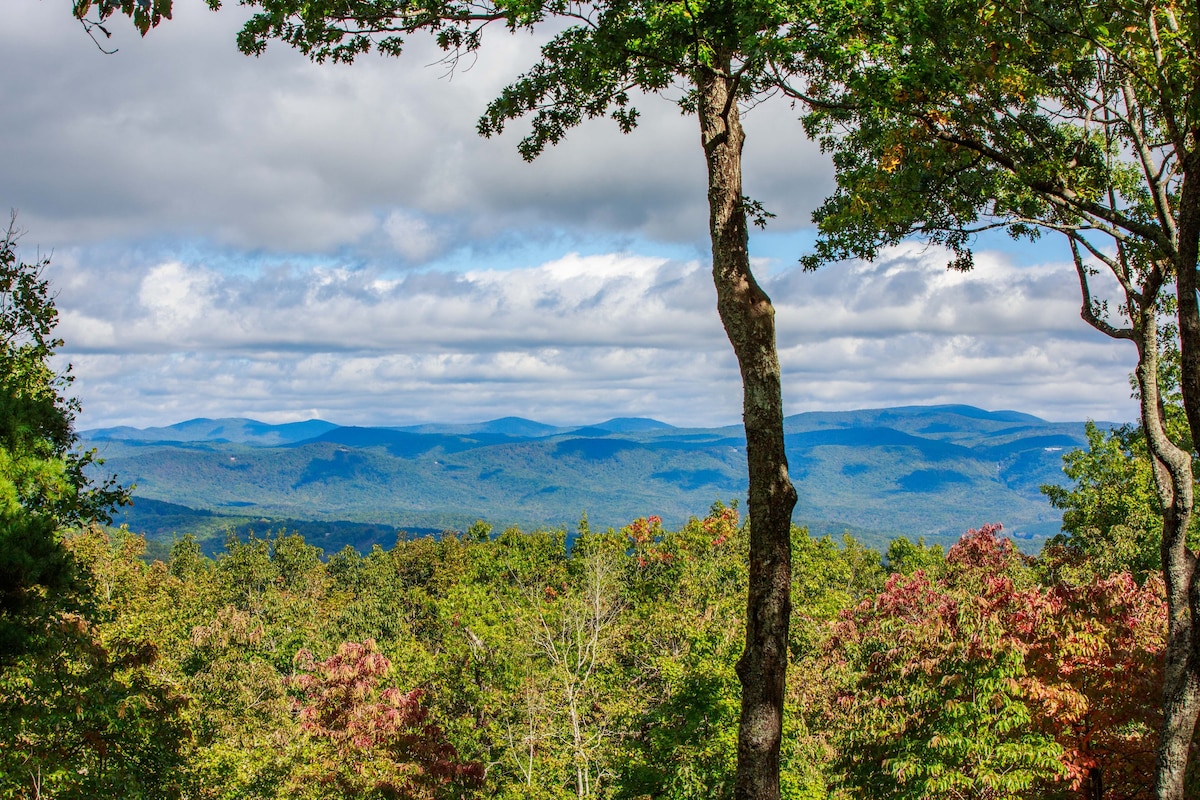 Spectacular Long-Range Mountain Views & Hot Tub !