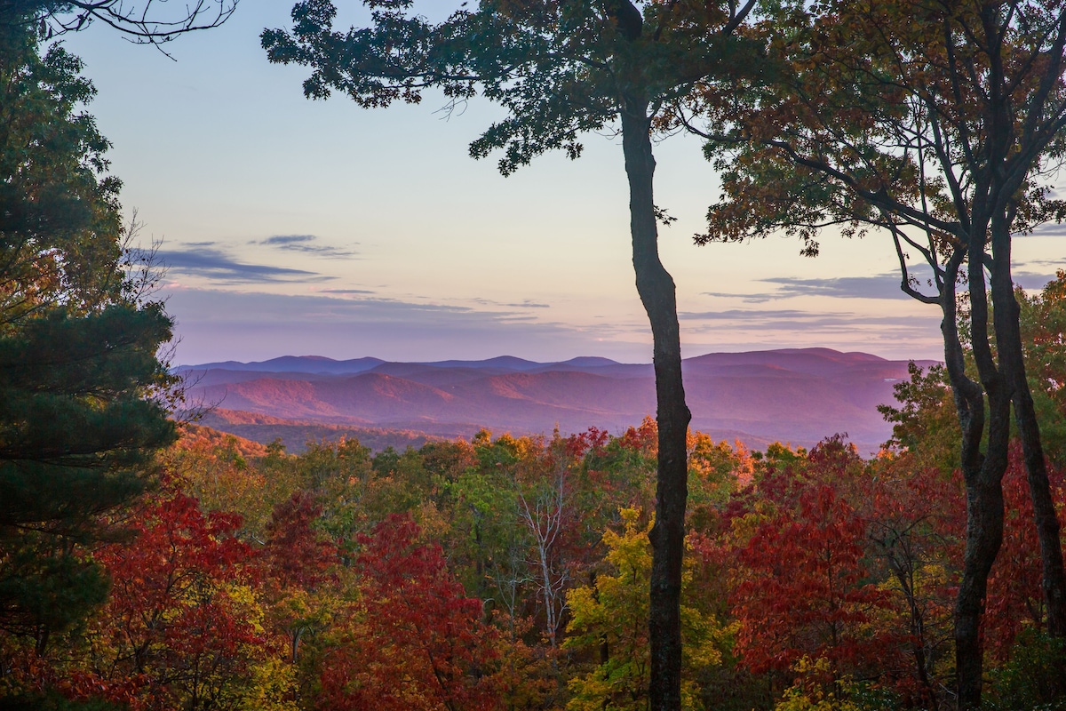 Spectacular Long-Range Mountain Views & Hot Tub !