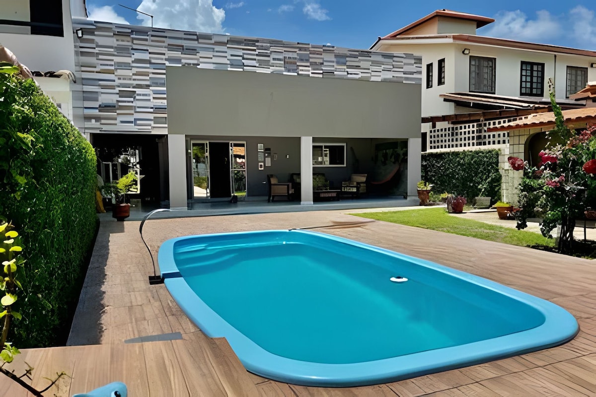 Casa à beira mar com piscina e estacionamento