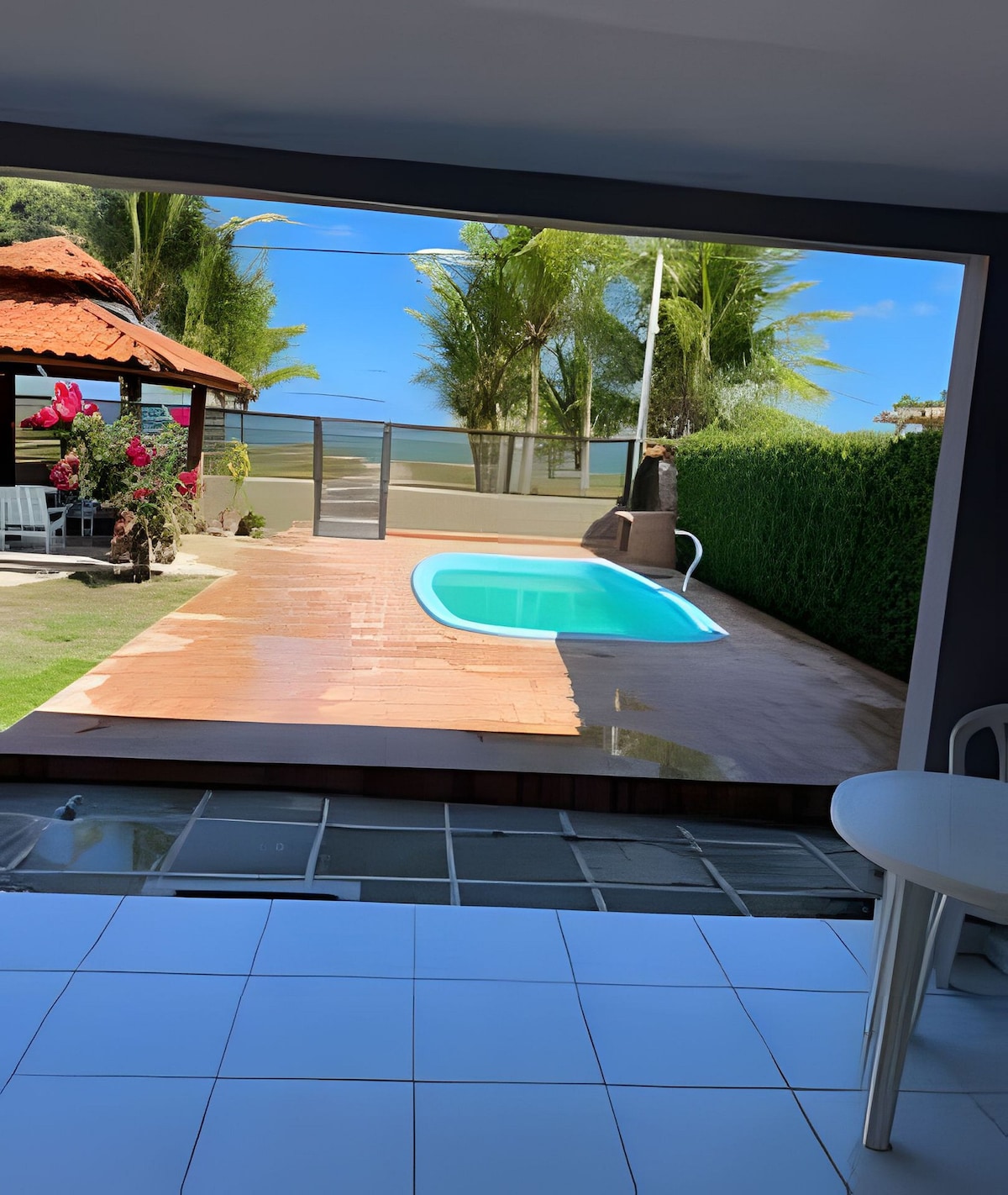 Casa à beira mar com piscina e estacionamento