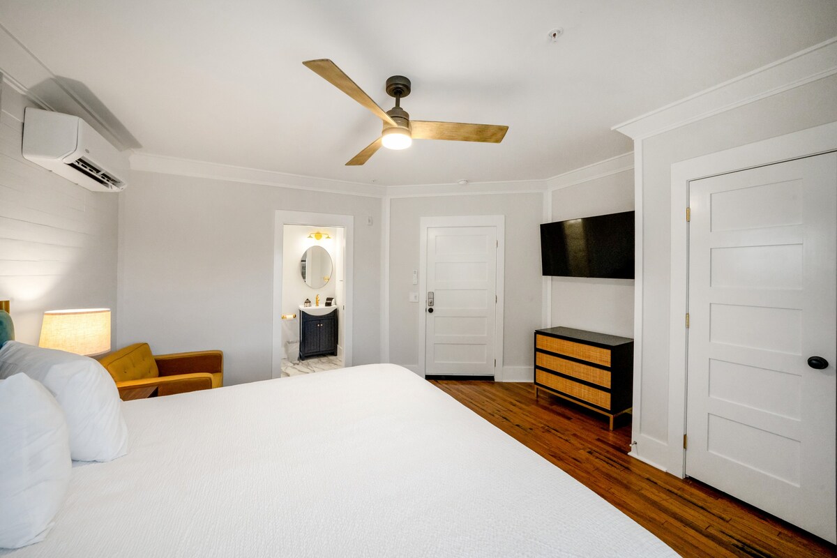 Charming & Cozy King Bedroom, Newly Renovated,