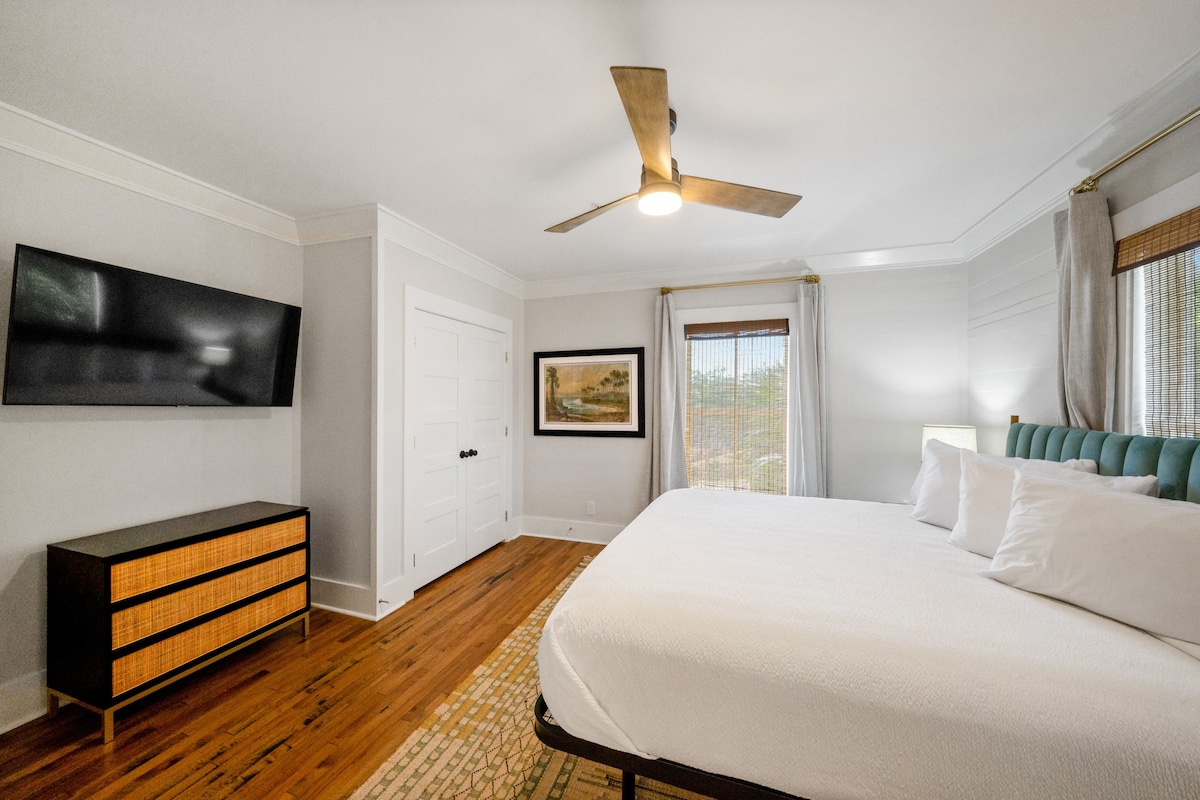 Charming & Cozy King Bedroom, Newly Renovated,