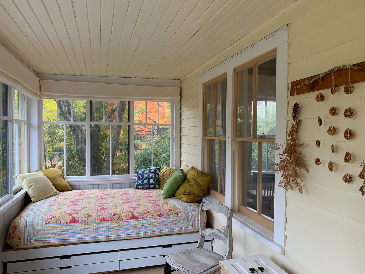 Rose Cottage-Charming, Comfortable & Ocean Breezes