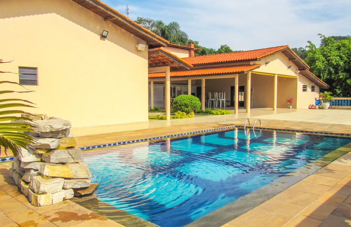 位于Mairipora的乡村别墅，带游泳池和休闲