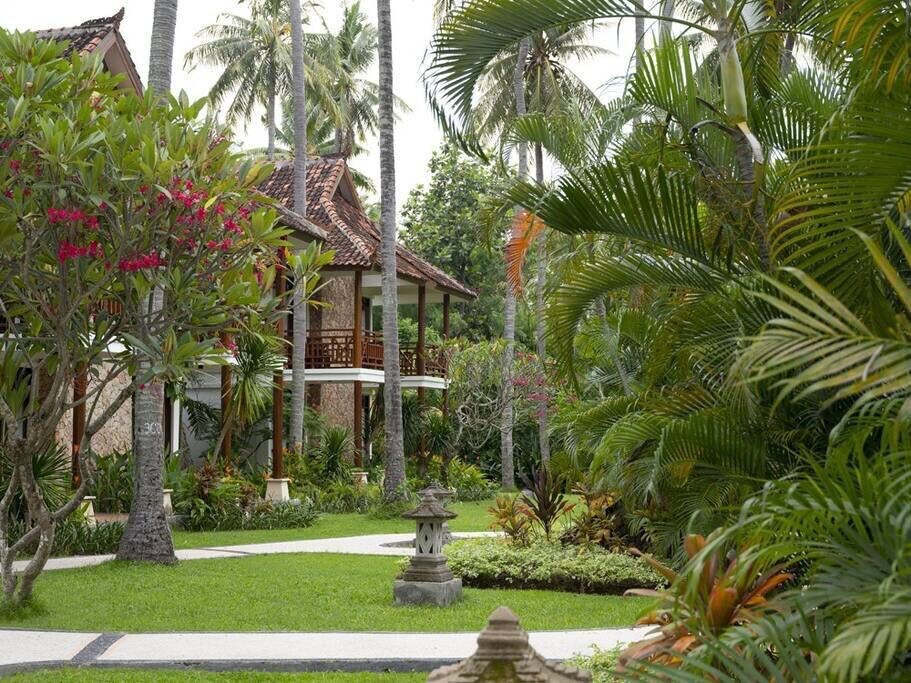 Lombok度假村旁的花园度假木屋