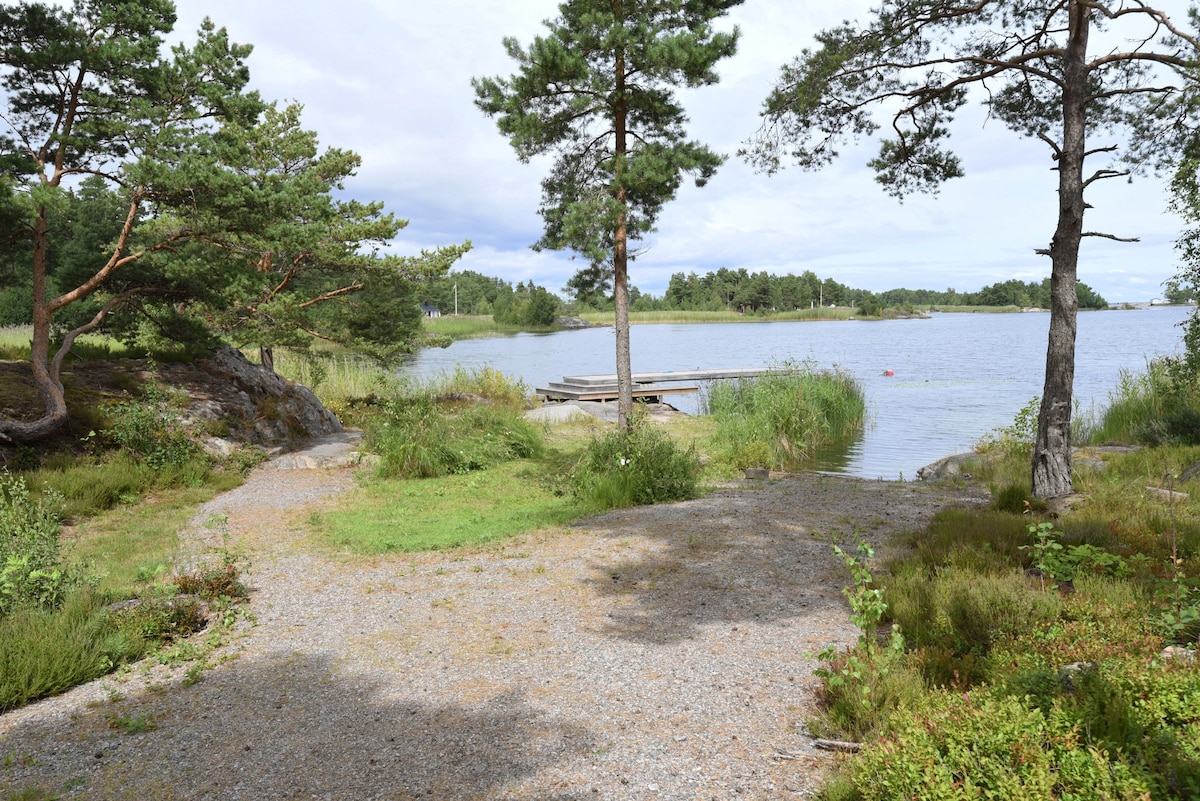 Cottage with a nice view of Lake Vänern outside Me