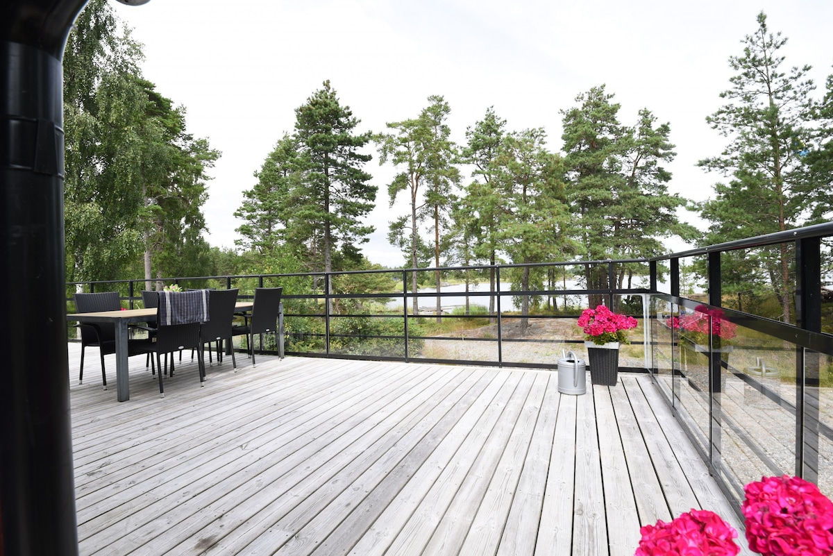 Cottage with a nice view of Lake Vänern outside Me