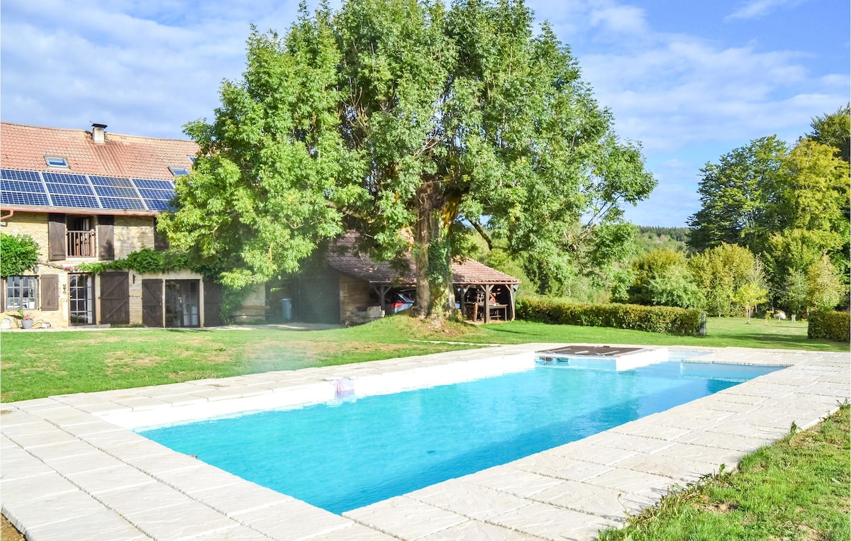 Stunning home with Outdoor swimming pool, WiFi
