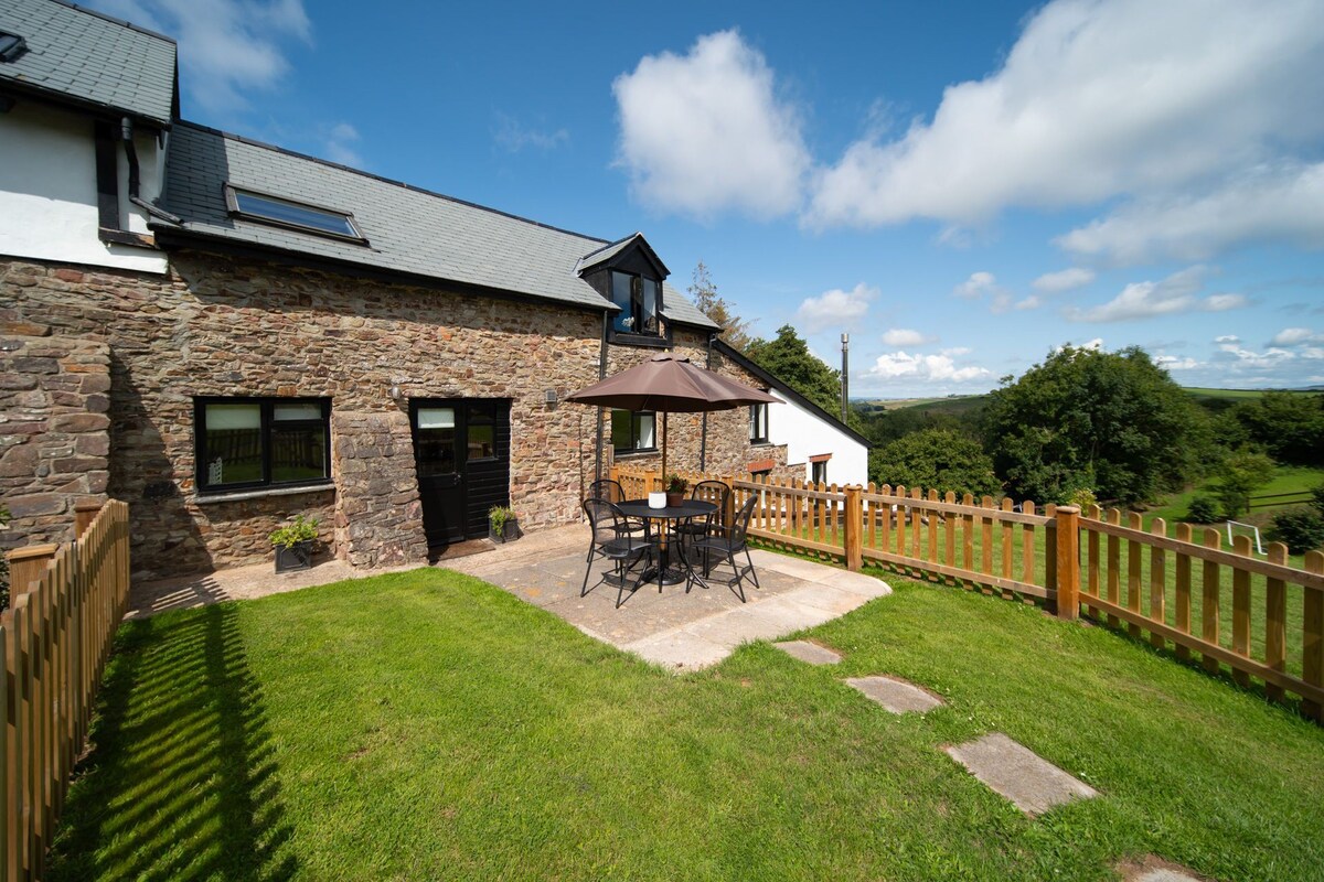 Kingfisher - Countryside cottage with a pool