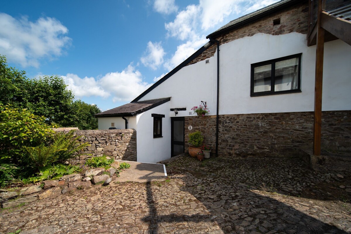 Wren Cottage, dog friendly with access pool