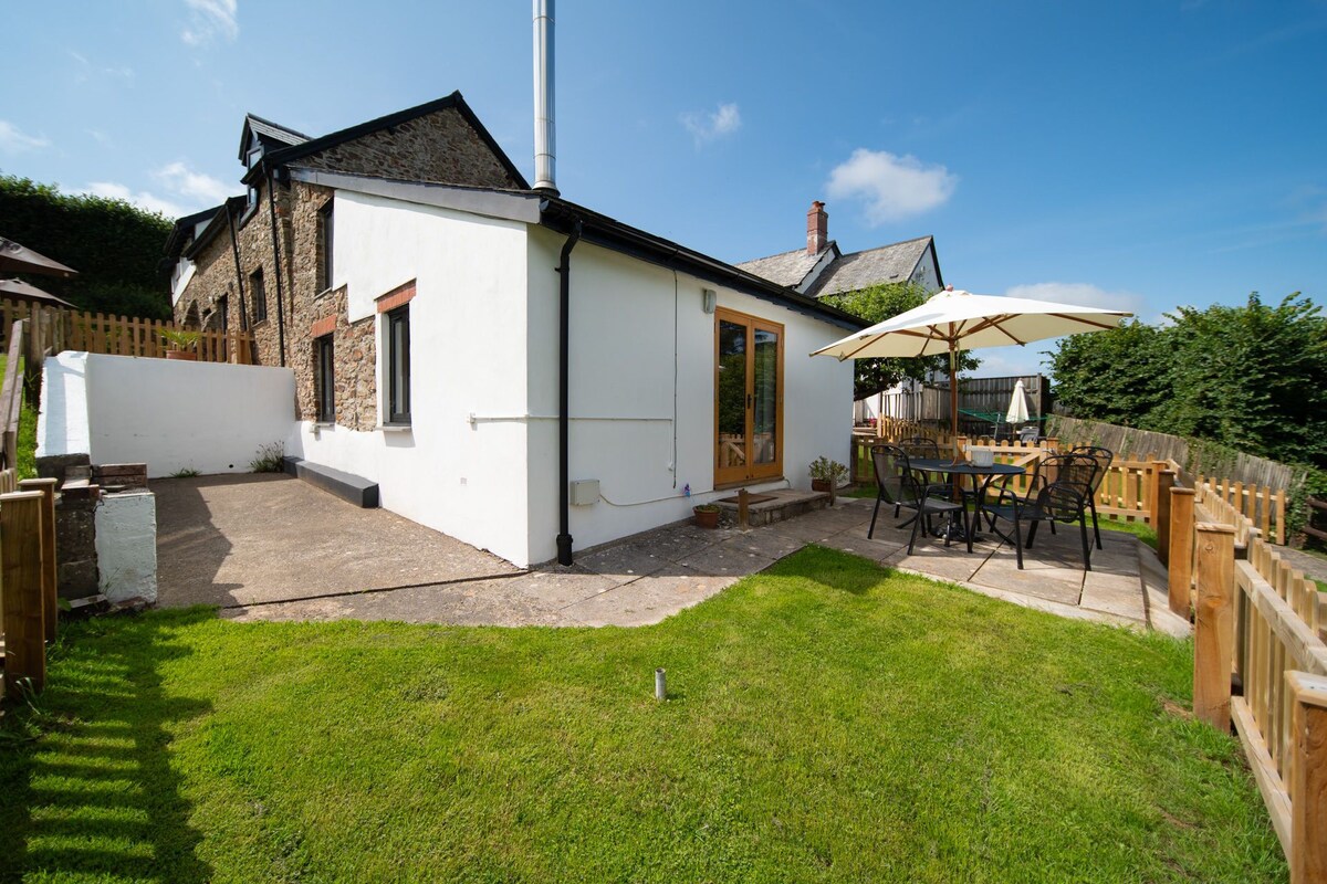 Wren Cottage, dog friendly with access pool