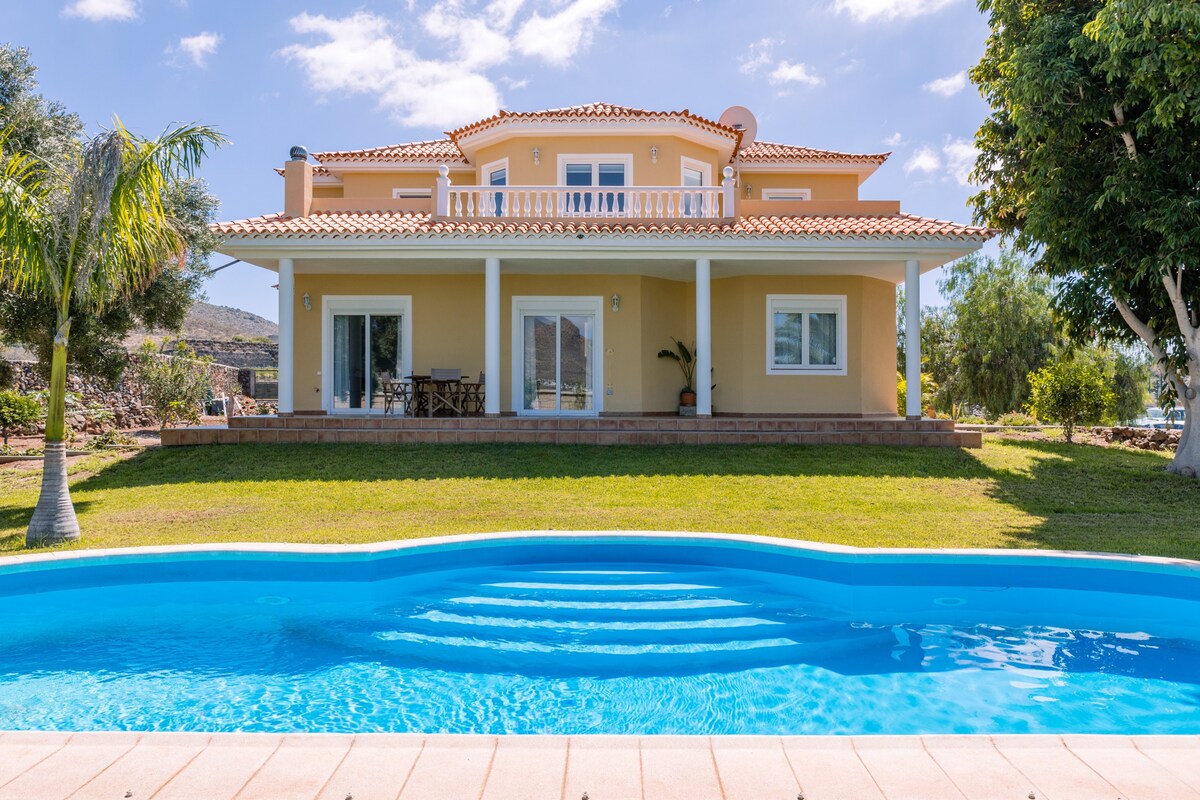 Moderna Villa con piscina climatizada