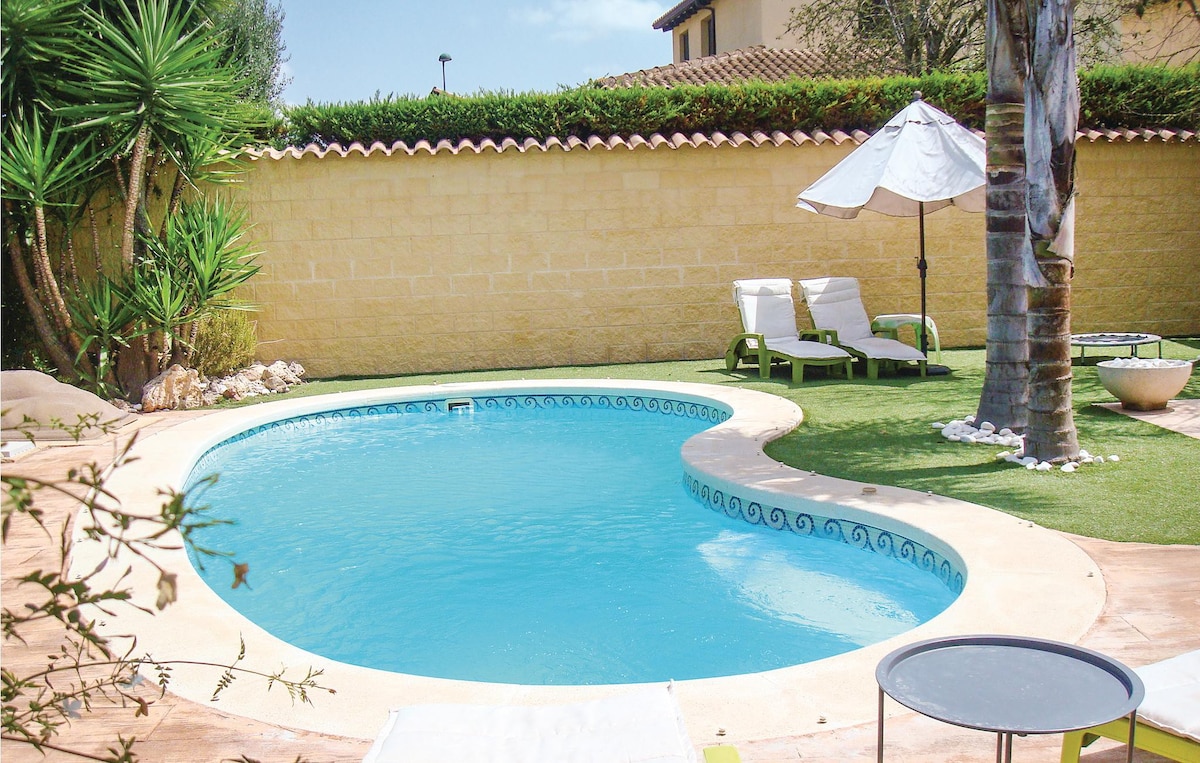 Nice home with Jacuzzi, WiFi and Outdoor swimming