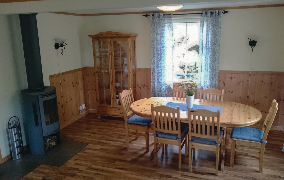 Home in Fjällbacka with 4 Bedrooms, Sauna and WiFi