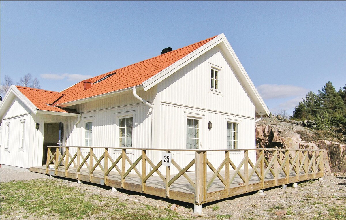 Home in Fjällbacka with 4 Bedrooms, Sauna and WiFi