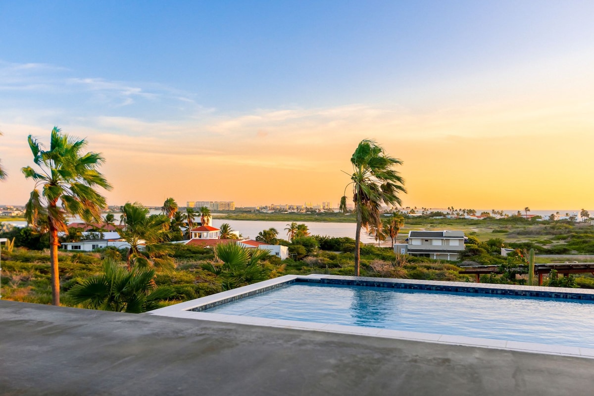 Elite 7BR Villa W/Ocean View & Pool in Noord Aruba