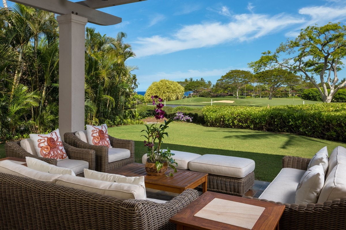 Luxurious Palm Villa on 15th Green w/ 2 Golf Carts
