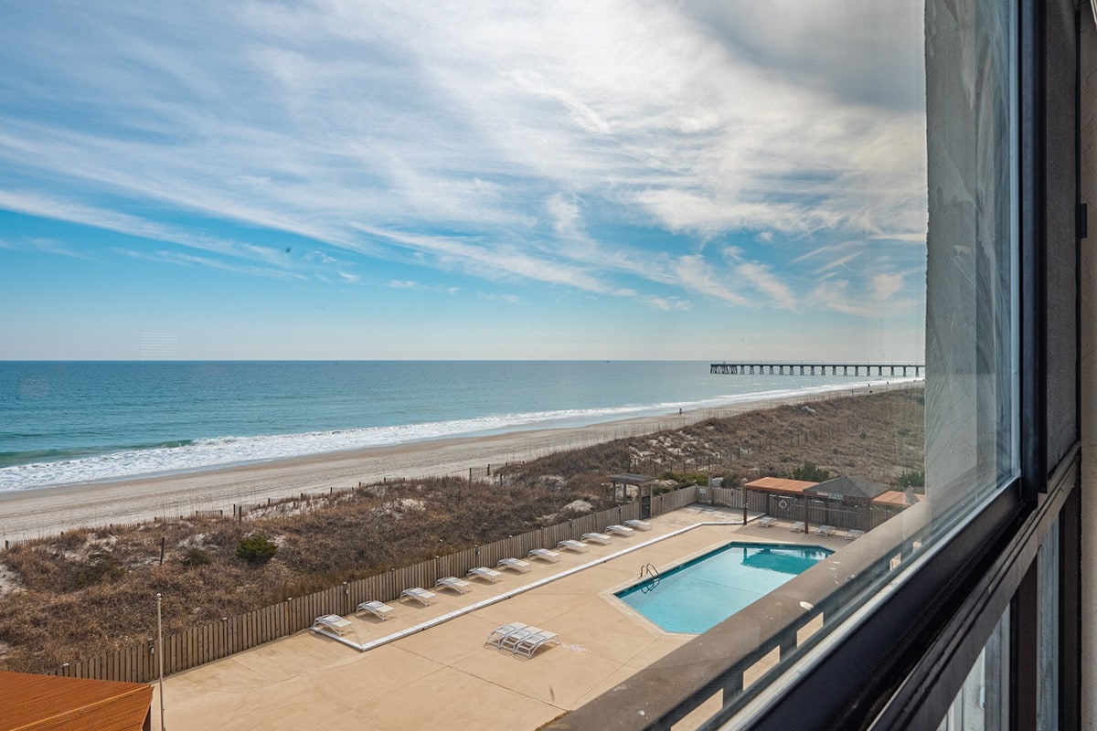 Oceanfront 2BR w/ pvt Balcony, Pool, Cabana!