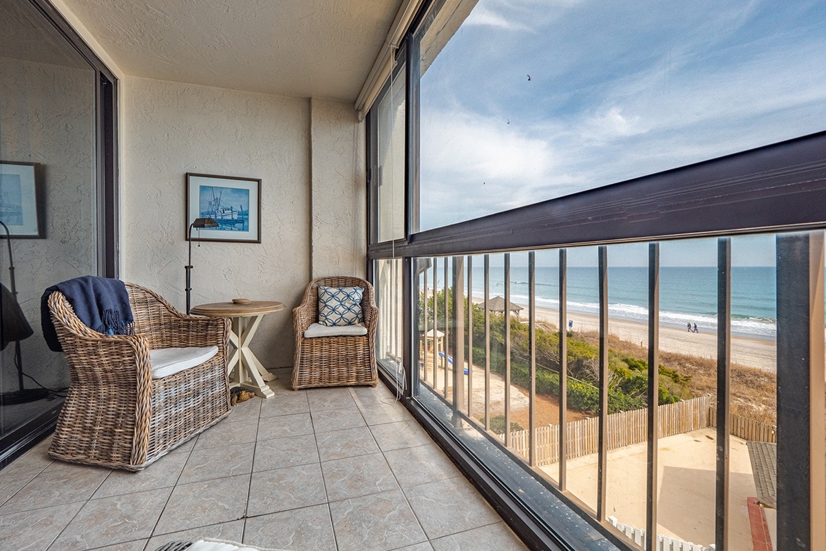 Oceanfront 2BR w/ pvt Balcony, Pool, Cabana!
