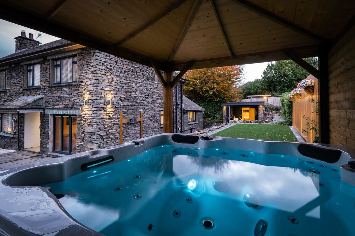 令人惊叹的独立Lakeland Stone House ，热水浴缸。