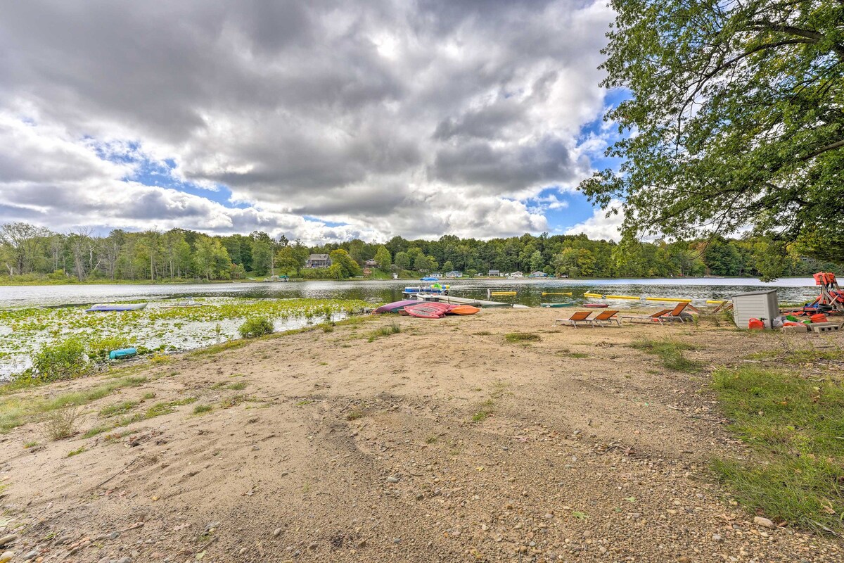 Cozy Cabin: Community Pool & Lakefront Beach!