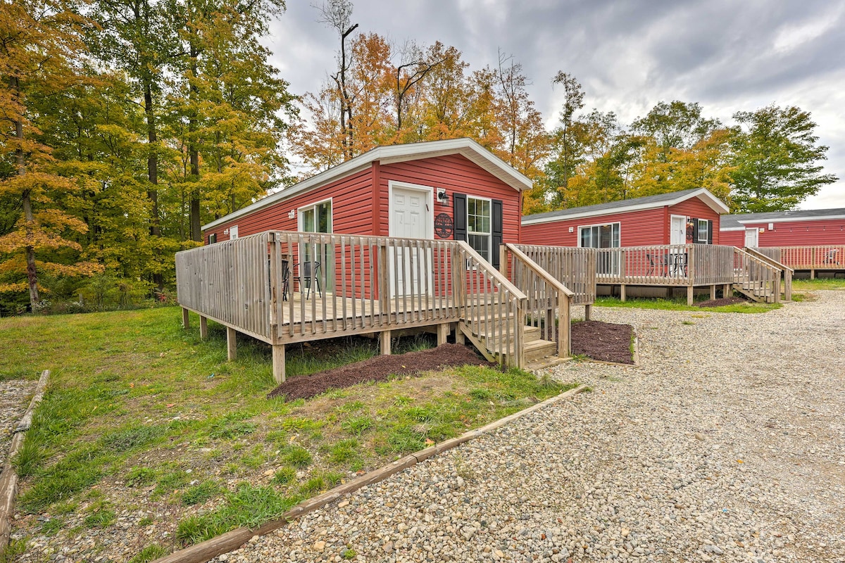 Cozy Cabin: Community Pool & Lakefront Beach!