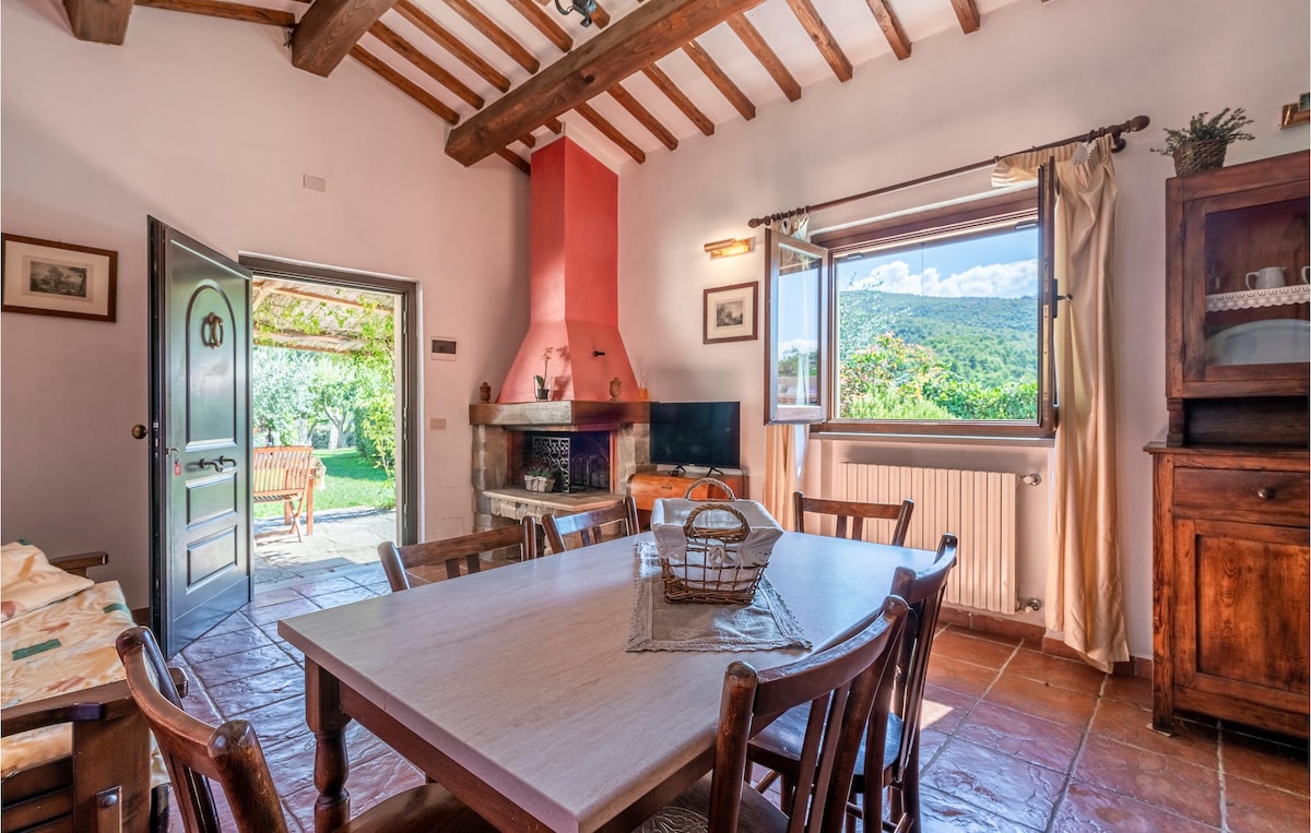 Gorgeous home in Arezzo with kitchen