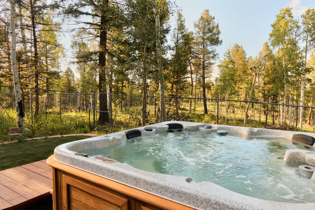 Spacious Family Cabin at Cedar Mountain w/HOT TUB