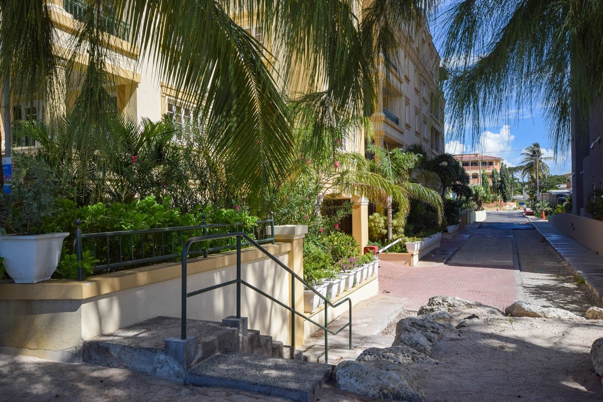 2-bed apt right by beach in St. Lawrence Gap