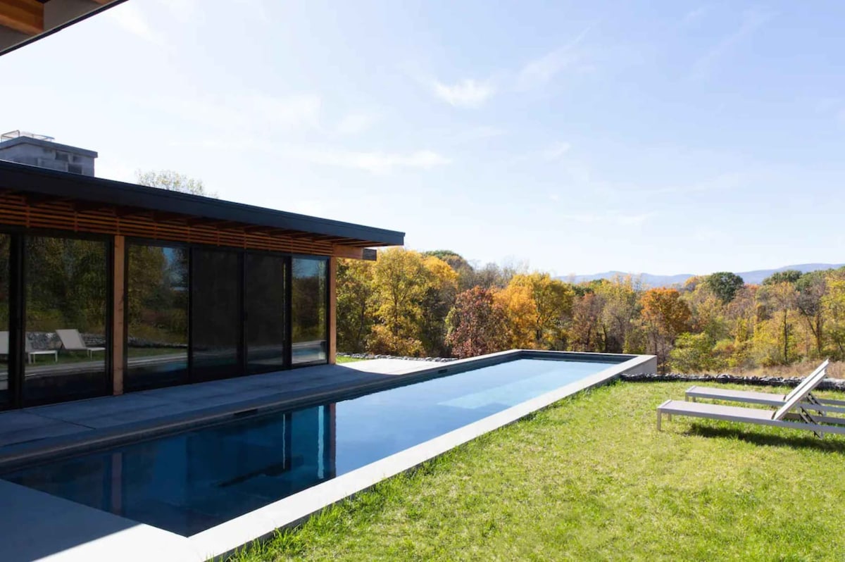 带游泳池和卡茨基尔景观的现代玻璃屋