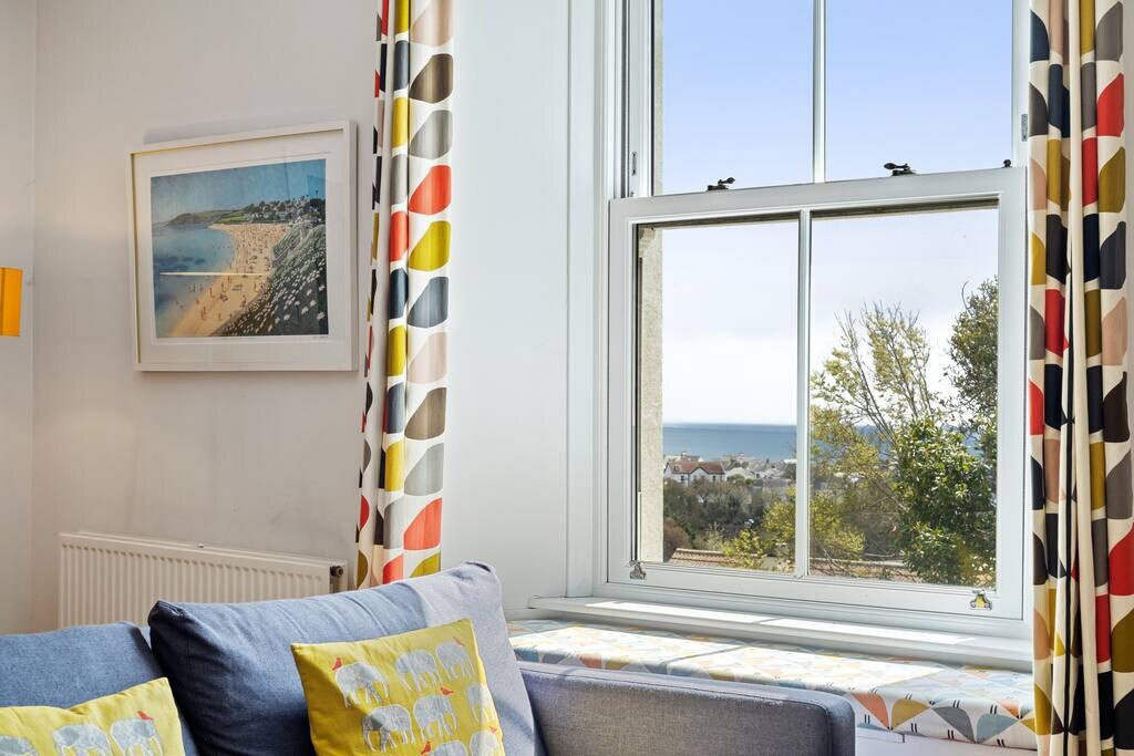 Bright Victorian flat, sea views & close to beach