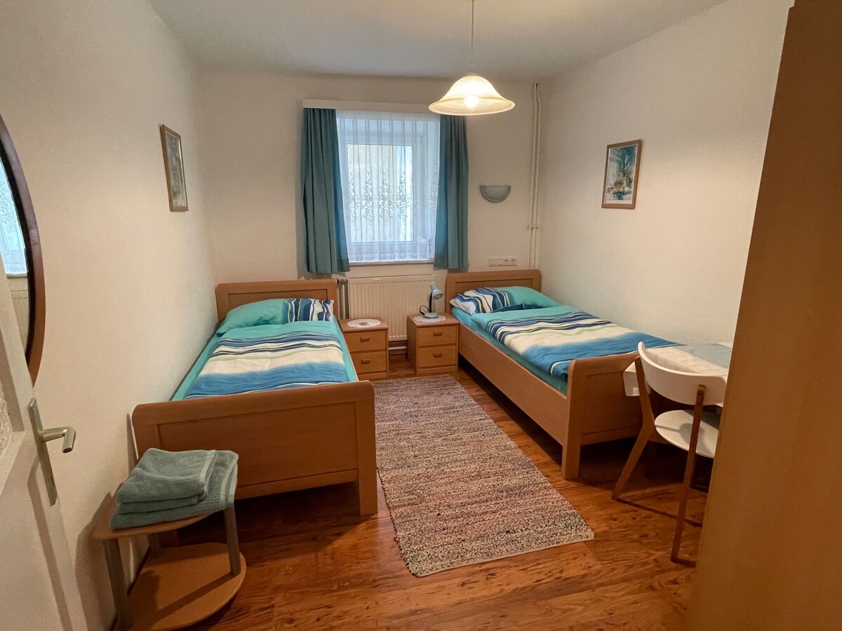 Ferienwohnung (55qm) mit Terrasse (Gertis Blumenhof Privatzimmer, Ferienwohnung)