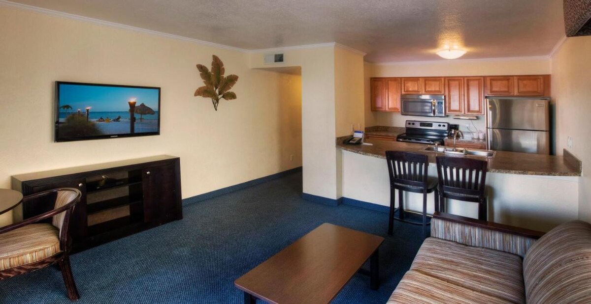 Prime Location! Free Parking, Pool, Beach Access